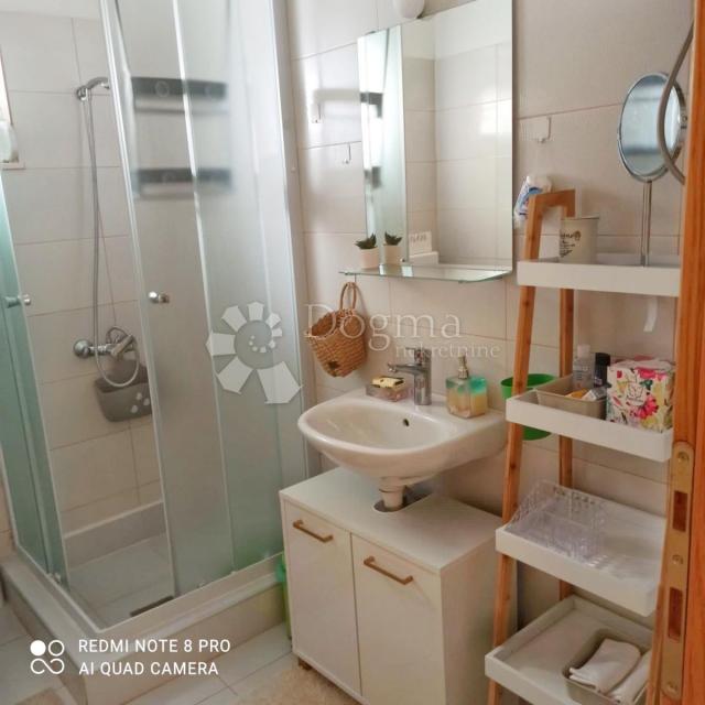Prodaja kuće 80m od mora, 6 apartmana 