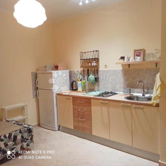 Prodaja kuće 80m od mora, 6 apartmana 