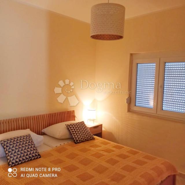Prodaja kuće 80m od mora, 6 apartmana 