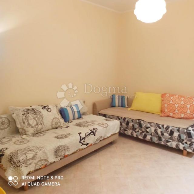 Prodaja kuće 80m od mora, 6 apartmana 