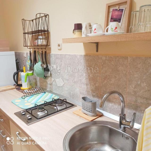Prodaja kuće 80m od mora, 6 apartmana 