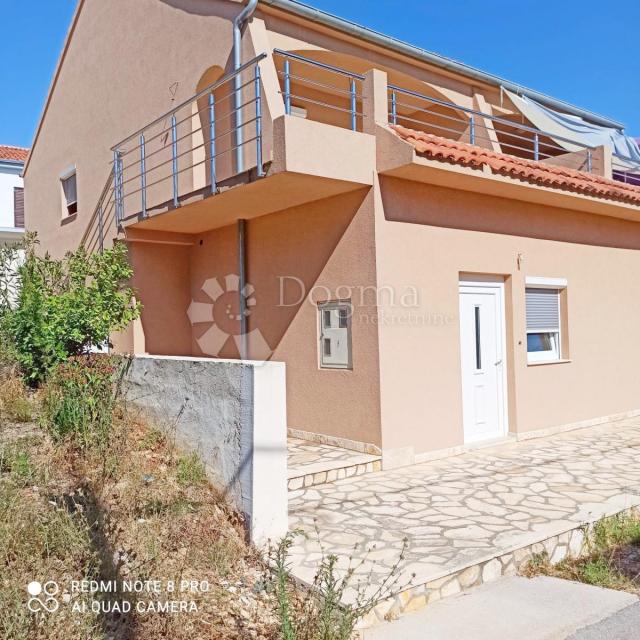 Prodaja kuće 80m od mora, 6 apartmana 