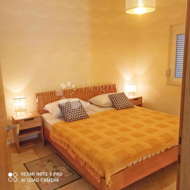 Prodaja kuće 80m od mora, 6 apartmana 