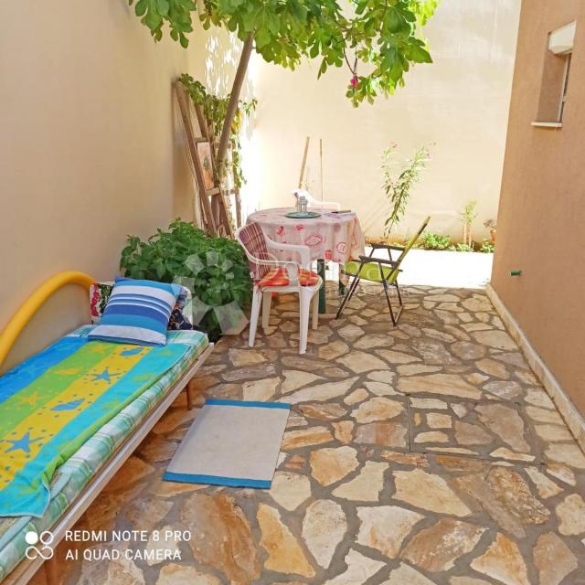 Prodaja kuće 80m od mora, 6 apartmana 
