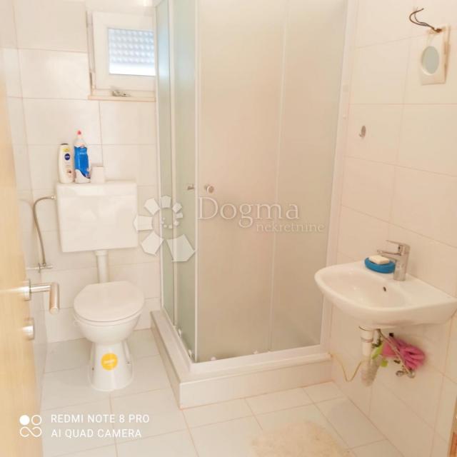 Prodaja kuće 80m od mora, 6 apartmana 