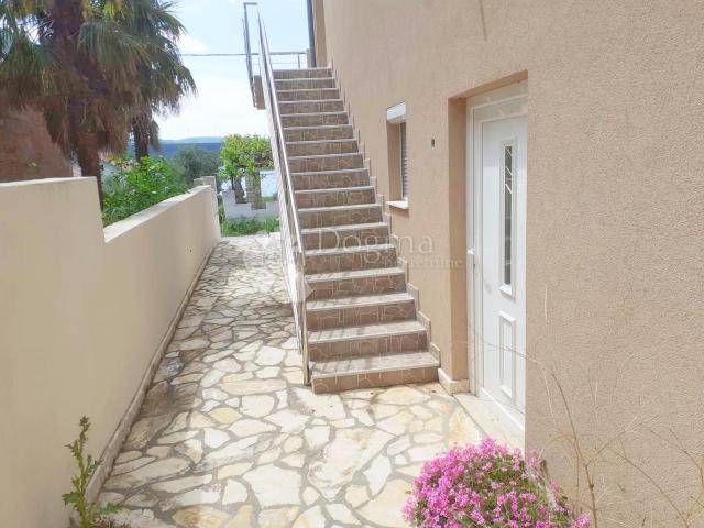 Prodaja kuće 80m od mora, 6 apartmana 