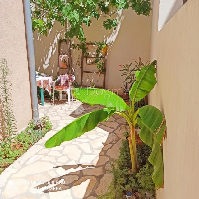 Prodaja kuće 80m od mora, 6 apartmana 