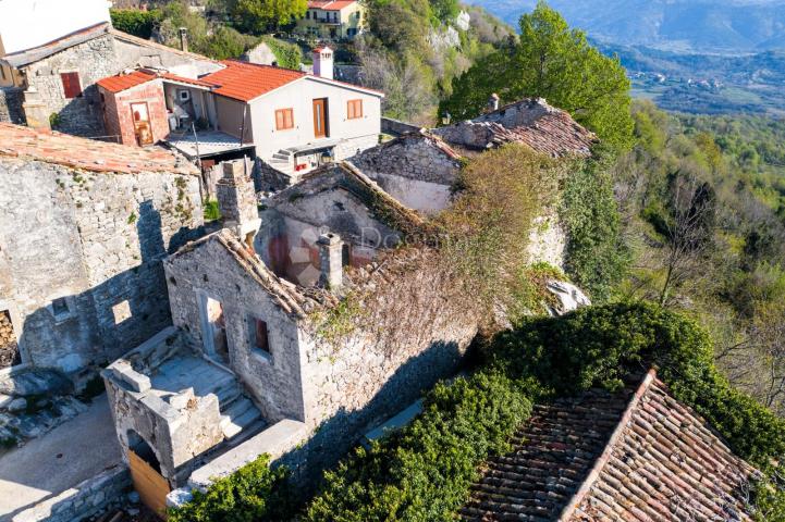 TRI KUĆE U STAROGRADSKOJ JEZGRI S POGLEDOM!