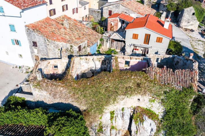 TRI KUĆE U STAROGRADSKOJ JEZGRI S POGLEDOM!