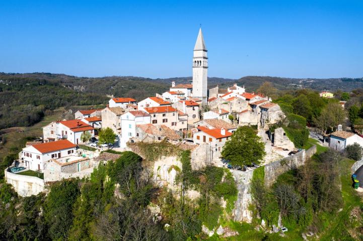 TRI KUĆE U STAROGRADSKOJ JEZGRI S POGLEDOM!