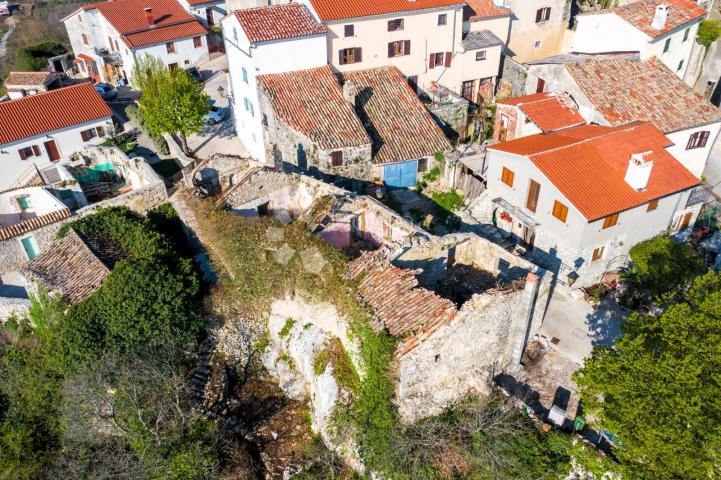 TRI KUĆE U STAROGRADSKOJ JEZGRI S POGLEDOM!