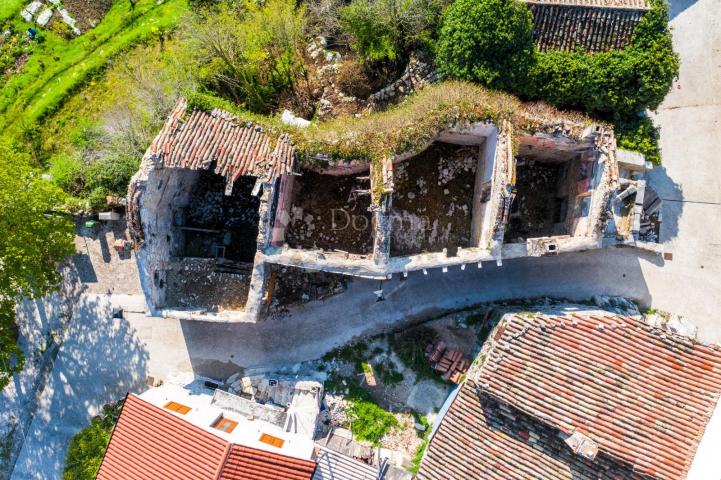 TRI KUĆE U STAROGRADSKOJ JEZGRI S POGLEDOM!
