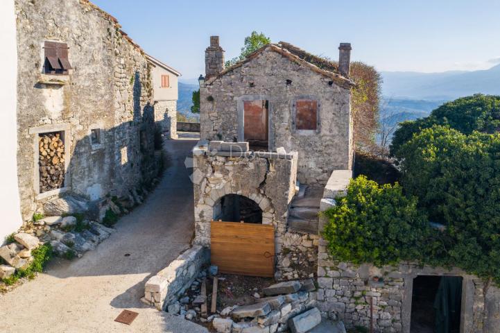 TRI KUĆE U STAROGRADSKOJ JEZGRI S POGLEDOM!