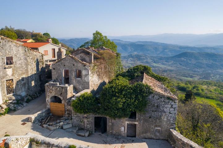 TRI KUĆE U STAROGRADSKOJ JEZGRI S POGLEDOM!