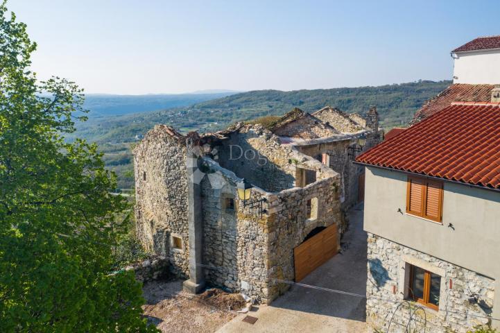 TRI KUĆE U STAROGRADSKOJ JEZGRI S POGLEDOM!