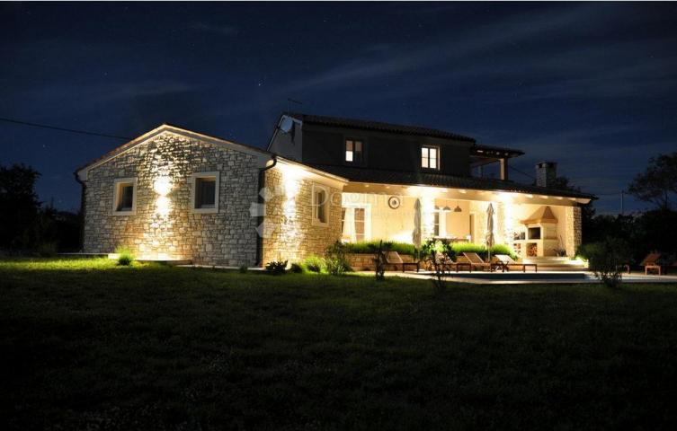 Prekrasna istarska villa s prostranom okućnicom