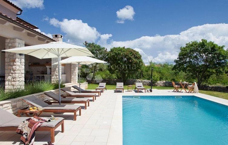 Prekrasna istarska villa s prostranom okućnicom