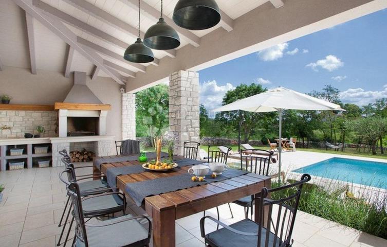 Prekrasna istarska villa s prostranom okućnicom