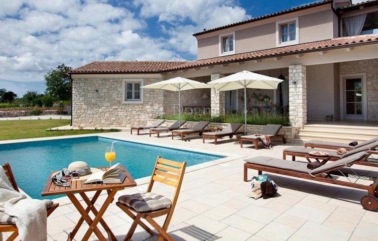 Prekrasna istarska villa s prostranom okućnicom