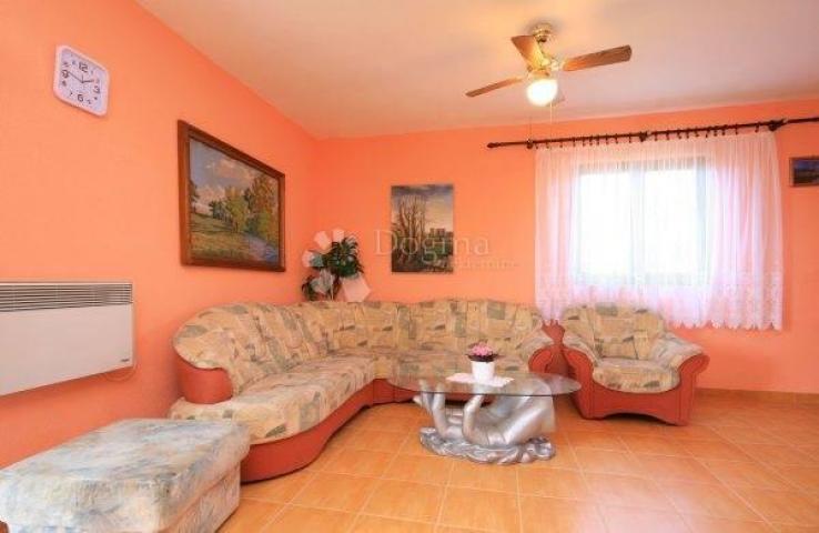 VODICE, ŠIBENIK apartmanska kuća sa velikom okućnicom