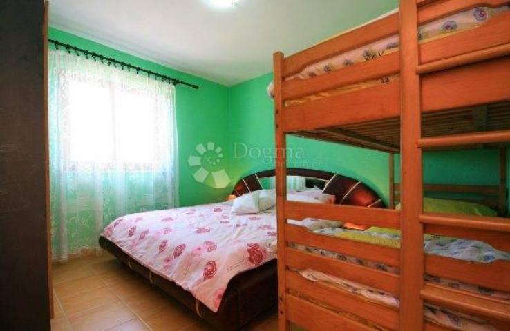VODICE, ŠIBENIK apartmanska kuća sa velikom okućnicom