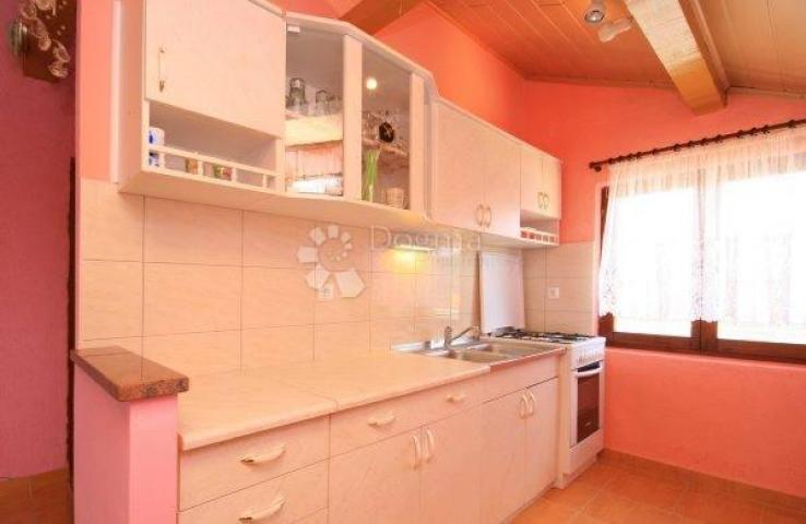 VODICE, ŠIBENIK apartmanska kuća sa velikom okućnicom