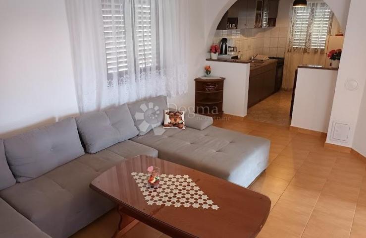 VODICE, ŠIBENIK apartmanska kuća sa velikom okućnicom