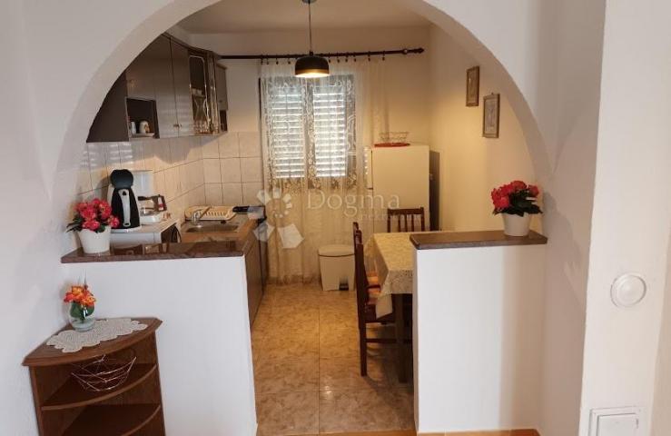 VODICE, ŠIBENIK apartmanska kuća sa velikom okućnicom