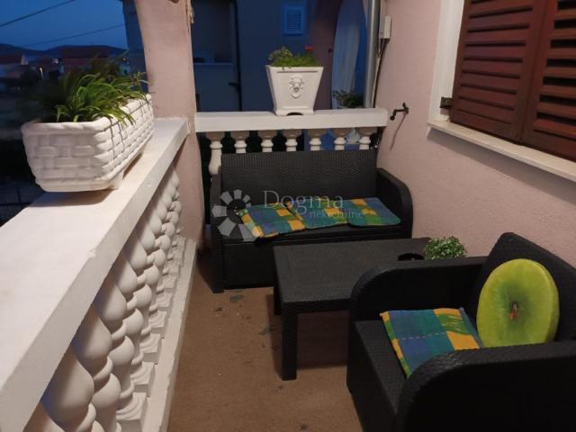 VODICE, ŠIBENIK apartmanska kuća sa velikom okućnicom