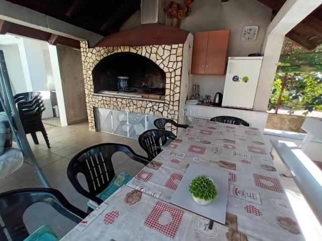 VODICE, ŠIBENIK apartmanska kuća sa velikom okućnicom
