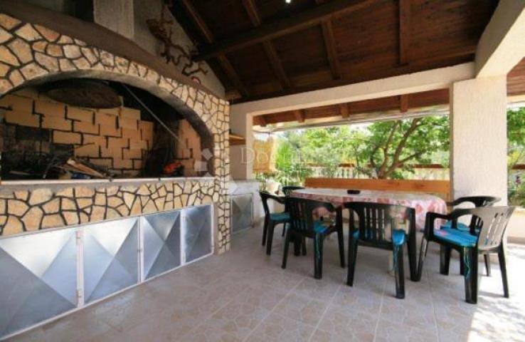 VODICE, ŠIBENIK apartmanska kuća sa velikom okućnicom