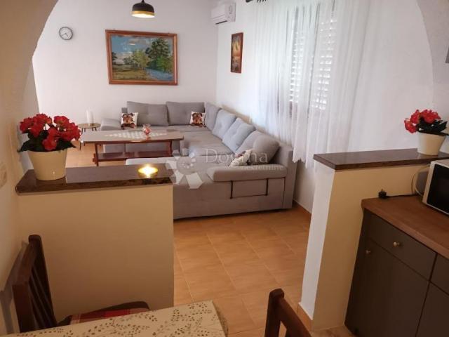 VODICE, ŠIBENIK apartmanska kuća sa velikom okućnicom