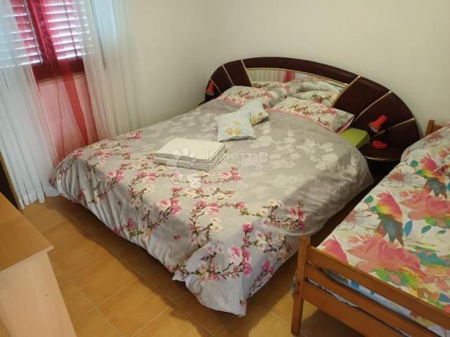 VODICE, ŠIBENIK apartmanska kuća sa velikom okućnicom