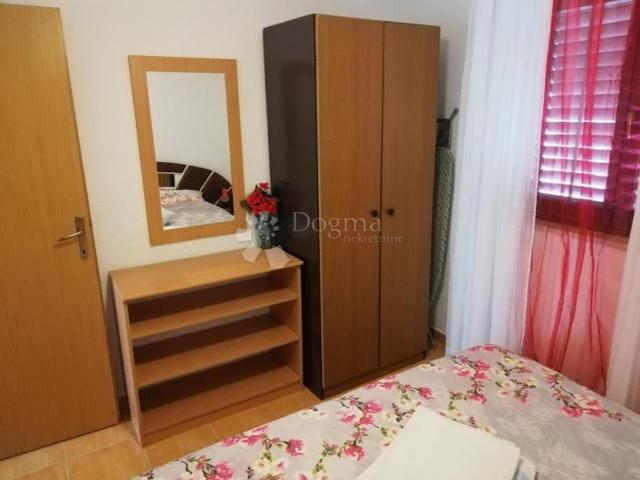 VODICE, ŠIBENIK apartmanska kuća sa velikom okućnicom