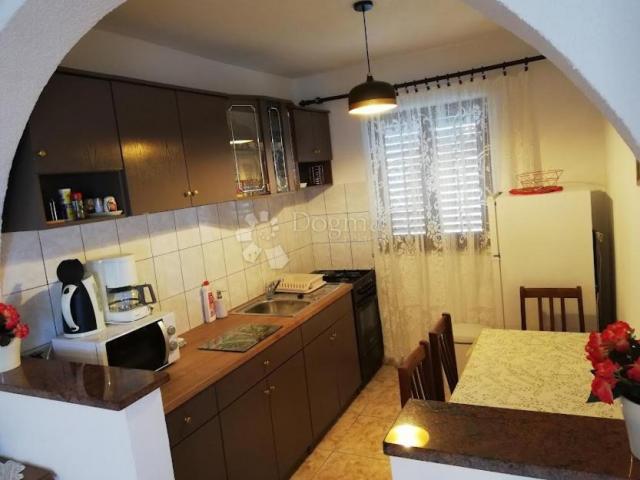 VODICE, ŠIBENIK apartmanska kuća sa velikom okućnicom
