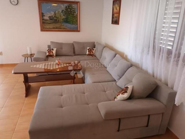 VODICE, ŠIBENIK apartmanska kuća sa velikom okućnicom
