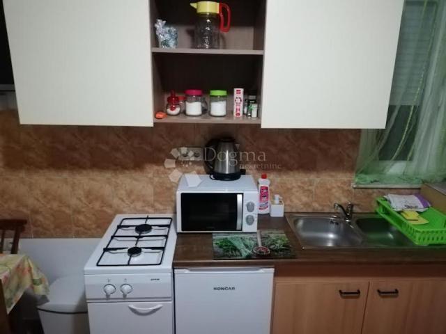 VODICE, ŠIBENIK apartmanska kuća sa velikom okućnicom