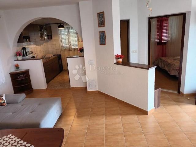 VODICE, ŠIBENIK apartmanska kuća sa velikom okućnicom