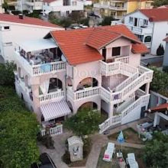 VODICE, ŠIBENIK apartmanska kuća sa velikom okućnicom