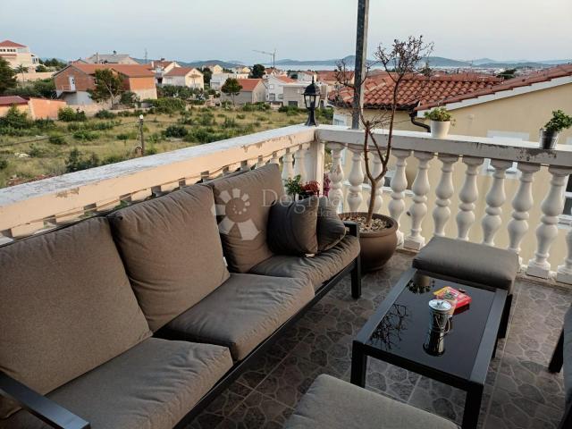 VODICE, ŠIBENIK apartmanska kuća sa velikom okućnicom