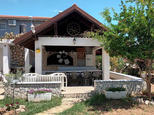 VODICE, ŠIBENIK apartmanska kuća sa velikom okućnicom