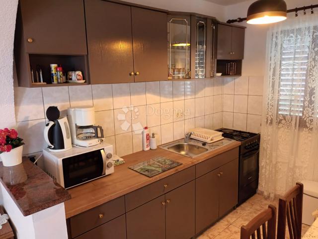 VODICE, ŠIBENIK apartmanska kuća sa velikom okućnicom