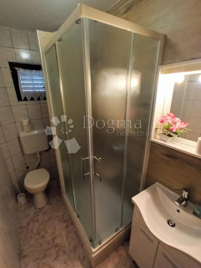VODICE, ŠIBENIK apartmanska kuća sa velikom okućnicom