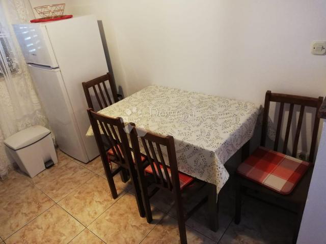 VODICE, ŠIBENIK apartmanska kuća sa velikom okućnicom