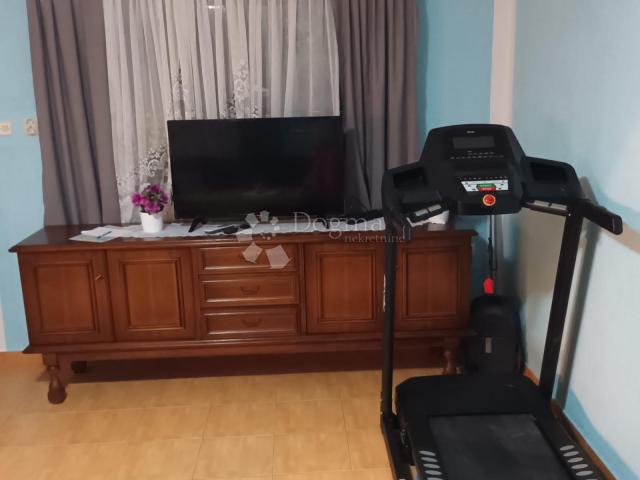 VODICE, ŠIBENIK apartmanska kuća sa velikom okućnicom