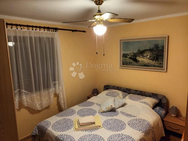 VODICE, ŠIBENIK apartmanska kuća sa velikom okućnicom