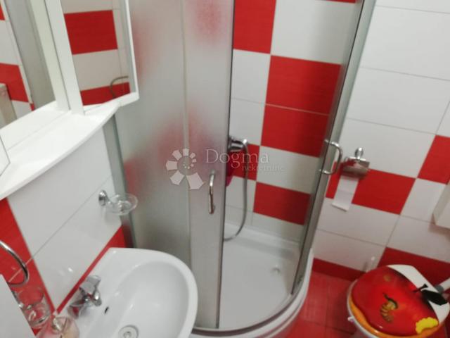 VODICE, ŠIBENIK apartmanska kuća sa velikom okućnicom