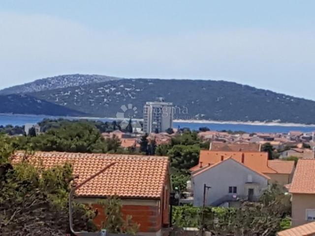 VODICE, ŠIBENIK apartmanska kuća sa velikom okućnicom