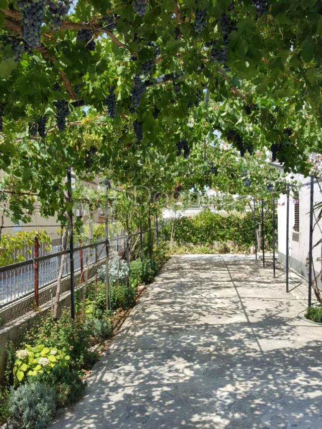 VODICE, ŠIBENIK apartmanska kuća sa velikom okućnicom