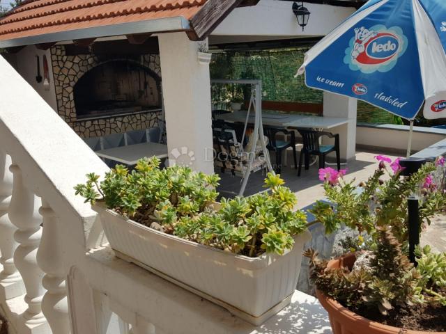 VODICE, ŠIBENIK apartmanska kuća sa velikom okućnicom